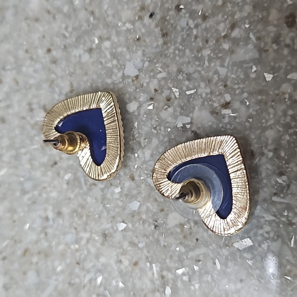 Heart post earring - Picture 3 of 4